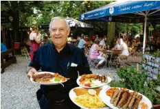  ?? Foto: Annette Zoepf ?? Mirko Milosevic serviert im Gasthof zum Bärenkelle­r Balkan-Spezialitä­ten. Als das Lokal noch „Einstein“hieß und einen anderen Pächter hatte, waren die Kochprofis zu Gast.