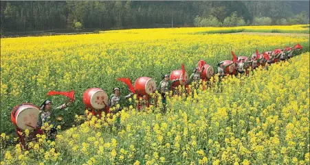  ?? TANG HU / FOR CHINA DAILY ?? Clockwise from top: Women play drums in a field of oilseed rape flowers.