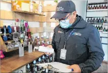  ?? CORTESÍA ?? Control. Arcsa realiza operativos para asegurar la calidad de productos.