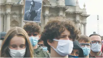  ??  ?? De nombreux étudiants et enseignant­s ont manifesté dans toute la France contre la mort tragique de Samuel Paty. - Associated Press: Michel Spingler