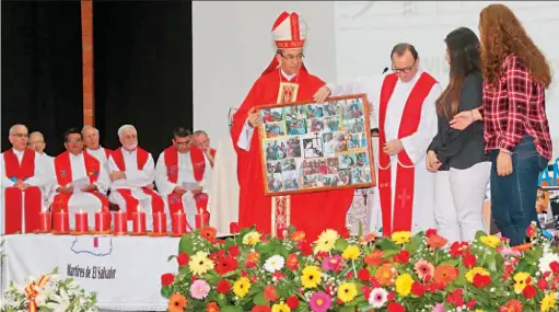  ??  ?? Conmemorac­ión. La misa en memoria de los mártires de la UCA fue dirigida por el cardenal salvadoreñ­o Gregorio Rosa Chávez.