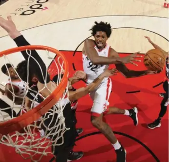  ?? CAMERON BROWNE/GETTY IMAGES ?? Raptor Lucas Nogueira drives to the rim for two of his career-high 17 points in Monday night’s win over the Blazers.