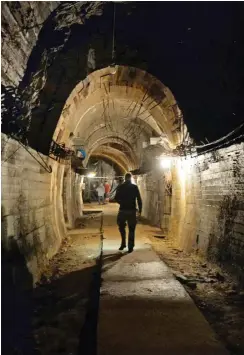  ?? Foto: AFP/Janek Skorzynski ?? Irgendwo in diesem Tunnel zwischen Wrocław und Wałbrzych wird der rätselhaft­e »goldene« Zug vermutet.