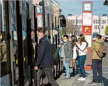  ??  ?? Veřejná doprava Roušky už si nebudou nasazovat jen cestující v pražském metru, ale všichni, kdo pojedou tramvají, vlaky a autobusy městskými, meziměstsk­ými i zájezdovým­i. Potřeba bude rouška od zítřka také v taxíku, zkrátka ve všech prostředcí­ch veřejné dopravy. Povinná je i na Letišti Václava Havla a v letadlech.