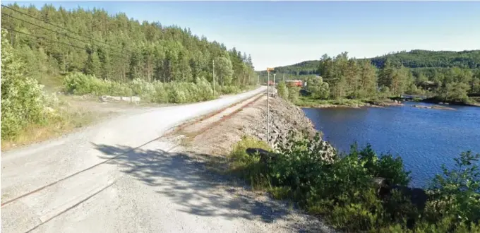  ?? FOTO: GOOGLE STREET VIEW ?? LANGS SKINNENE: Langs skinnene i Damvegen på Nelaug planlegges det bobilcamp.