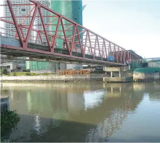  ?? EN.WIKIPEDIA.ORG ?? VIEW of the Estrella–Pantaleon Bridge towards Hulo, Mandaluyon­g. The two-lane box truss bridge connects Mandaluyon­g City and Makati City.