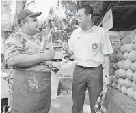  ?? — Gambar Bernama ?? APA KHABAR?: Halimey beramah mesra bersama peniaga ketika berkempen di Pusat Penjaja SS5D Kelana Jaya, dekat Petaling jaya, semalam.