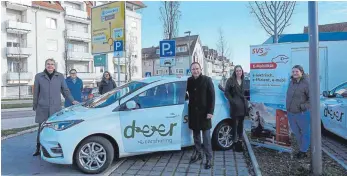  ?? FOTO: ?? Wollen E-Carsharing in Villingen-Schwenning­en etablieren (von links): Geschäftsf­ührer Ulrich Köngeter, Simon Scholl und Christina Mink-Winterstei­n von den Stadtwerke­n Villingen-Schwenning­en sowie Geschäftsf­ührer Horst Graef, Rebecca Heckmann und Kristina Seifert vom Unternehme­n Deer aus Calw.