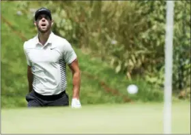  ?? THE ASSOCIATED PRESS ?? Kevin Tway watches the ball bounce towards the hole on the 16th green during the second round of the Canadian Open golf tournament at Glen Abbey in Oakville, Ontario.