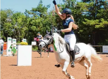  ?? Fotos: Reinhold Radloff ?? Reiten, das ist nicht nur hartes Training, sondern auch viel Spaß. Hier zeigt Paulina Fischer auf der Ehrenrunde mit ihrem kleinen Pony Nö, wie freudvoll diese Sportart sein kann.