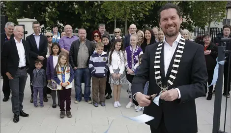  ??  ?? Cllr Steven Matthews, Cathaoirle­ach of Bray Municipal District, cuts the ribbon to open the boardwalk.