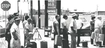  ??  ?? COURTESY KPA/DPA FROM THE EXHIBITION 1973: SORRY, OUT OF GAS, CANADIAN CENTRE FOR ARCHITECTU­RE, 2007 Customers with gasoline cans line up at a Los Angeles gas station in 1973 as oil prices
rocketed 300 per cent and countries across the West were forced to ration supply.