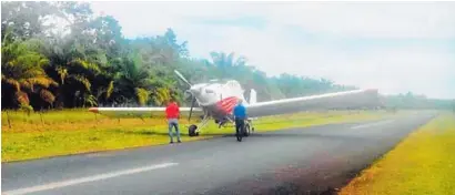  ?? RAÚL CASCANTE ?? Al parecer el piloto no se dio cuenta que cortaban el zacate y golpeó con el ala al señor.