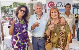  ?? (Photo B. D.) ?? L’acteur, accompagné de son épouse (à sa droite), a été accueilli par la présidente de l’associatio­n « Cisson dynamique », Nicole Vallagnosc.