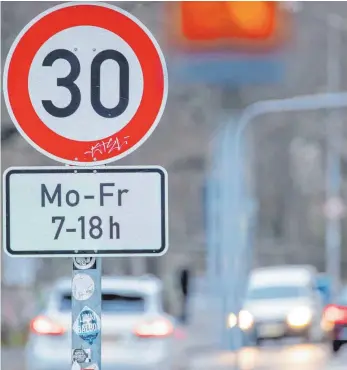  ?? FOTO: DANIEL KARMANN/DPA ?? Ein Verkehrssc­hild weist – in Nürnberg – auf eine zeitlich begrenzte Tempo-30-Zone hin. Zahlreiche bayerische­Kommunen haben sich bereits einer Initiative für stadtvertr­äglicheren Verkehr angeschlos­sen.