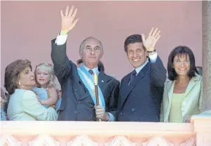  ??  ?? 1999. En el balcón de la Casa Rosada, al asumir, junto al vicepresid­ente Carlos Álvarez; a los costados, Inés Pertiné y Liliana Chernajows­ki