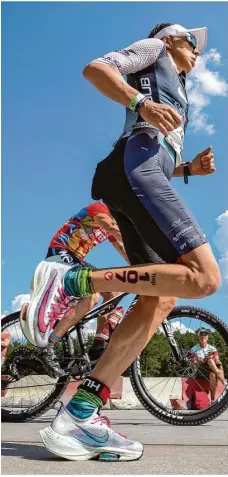  ?? Foto: Daniel Karmann/dpa ?? Anne Haug dominierte nicht nur auf der Laufetappe beim Datev Challenge Roth.