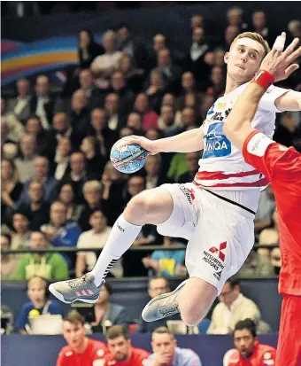  ??  ?? Nikola Bilyk hebt ab: Österreich­s Kapitän, der beim THW Kiel zum Topspieler reift, möchte das