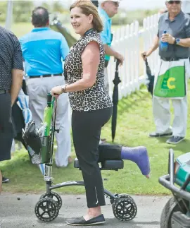  ??  ?? Carlota Campos, madre de Rafa Campos, se las arregló para moverse detrás de su hijo a pesar de tener un pie inmoviliza­do.