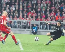  ?? FOTO: AP ?? David Soria, ante Robben el pasado miércoles durante el Bayern-Sevilla