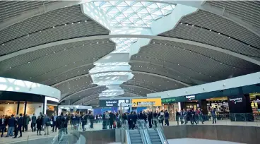  ?? ANSA ?? Area d’imbarco internazio­nale. Gli interni del nuovo molo E del Terminal 3 dell'aeroporto Leonardo da Vinci, a Fiumicino