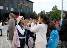  ??  ?? FIN FÄRG. Lamar och Nesrin från Torups skola ger ett gott betyg till Kråkbergss­kolan. ”Jättefint med den svarta färgen.”