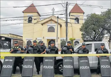  ?? TELAM ?? CUSTODIA. La Policía tucumana valló la Iglesia durante una segunda reconstruc­ción del hecho.