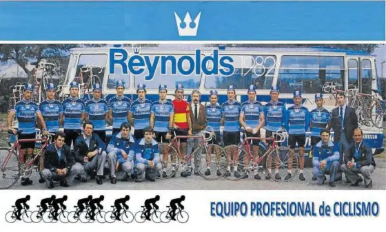  ??  ?? Ciclistas y directivos del equipo Reynolds, en un cartel del año 1982.