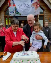  ?? ?? JOY: Lady & Lord Carey cut the cake to celebrate the Jubliee with the help of young Anya Nijjhar (3).