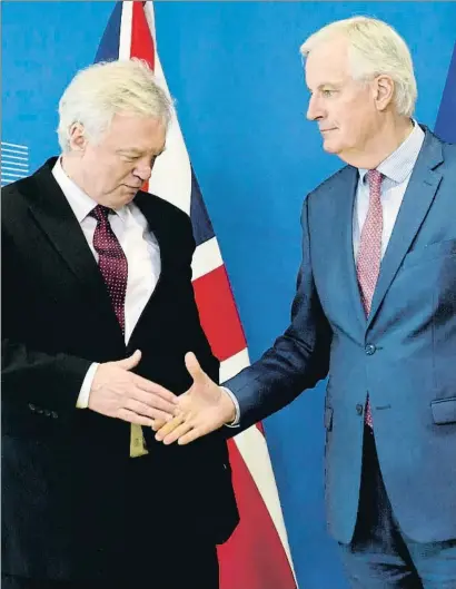  ?? VIRGINIA MAYO / AP ?? David Davis y Michel Barnier se estrechan la mano ayer en Bruselas