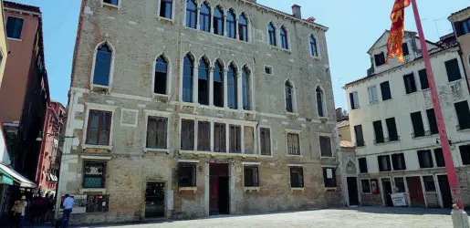  ??  ?? San Maurizio Palazzo Zaguri è un edificio cinquecent­esco che si trova in campo San Maurizio: ha cinque piani per un totale di 2500 metri quadri