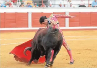  ??  ?? Álvaro Lorenzo logró ayer trofeo con su segundo toro