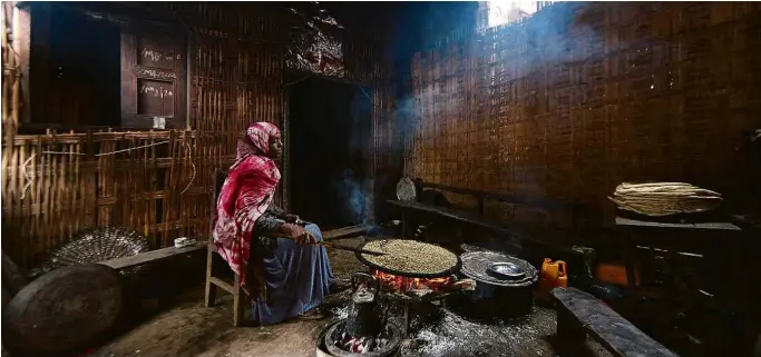  ?? Fotos Fellipe Abreu/Folhapress ?? Mulher prepara café durante ritual no povoado de Rira, região da floresta Harenna, na Etiópia