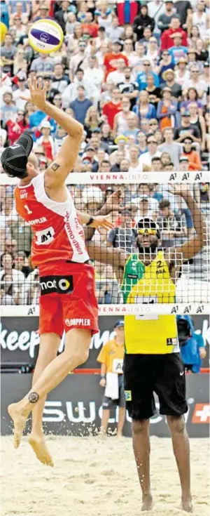  ?? BILD: SN/GEPA ?? Clemens Doppler (l. im Bild) will mit Alexander Horst wie bei der Beachvolle­yball-WM 2017 die heimischen Fans begeistern.