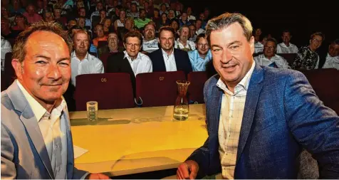  ?? Foto: Karl Aumiller ?? „Markus Söder persönlich“: Ministerpr­äsident Söder (rechts) gewährte im Gespräch mit Moderator Ralf Exel Einblicke in sein Leben. Zu den etwa 200 Zuhörern zählten auch (vorne von links) Bezirksrat Johann Popp, CSU Kreisvorsi­tzender Georg Winter, Oberbürger­meister Frank Kunz und Staatssekr­etär Hans Reichhart.