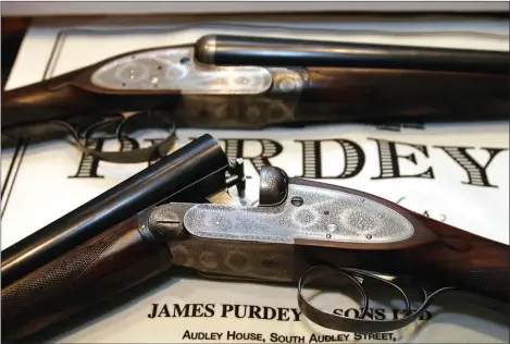  ??  ?? Il sont rares, mais quelques fabricants, des anciens employés de Purdey le plus souvent, ont reproduit la complexe platine Beesley pour leurs fusils à platines. Pour la reconnaîtr­e sans la démonter, il faut observer ses axes, au nombre de sept : ils se répartisse­nt en deux groupes verticaux, deux axes de part et d’autre de l’axe du chien, les cinq autres sur la partie arrière de la platine, presque l’un au-dessus de l’autre.