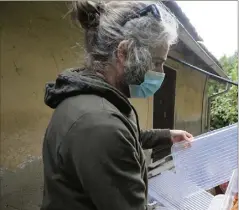  ?? ?? Philippe, un des bénévoles du collectif « UPA 06 » intervenus hier.
avons découverts dans des boîtes qui avaient été scotchées.
À leur position, on voit qu’ils ont dû lutter avant de mourir.
Ils ont sans doute été enfermés vivants. »