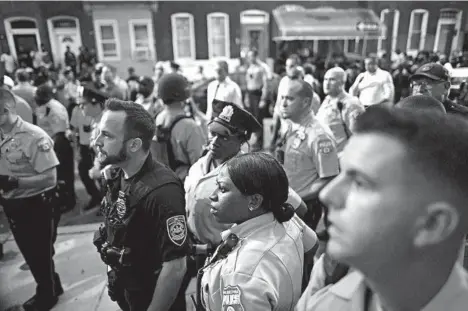  ?? MARK MAKELA/GETTY ?? Philadelph­ia officers monitor the chaotic activity near the site of the shooting Wednesday.