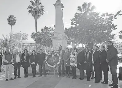  ?? /CORTESÍA AYTO. MATAMOROS ?? El alcalde Horacio Piña coloca ofrenda floral en el monumento a Benito Juárez con motivo del 94 aniversari­o de Matamoros
