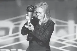  ?? — Gambar AFP ?? KEKAL: Sarina Wiegman ketika menerima trofi bagi Jurulatih Wanita Terbaik FIFA dalam upacara Anugerah Bola Sepak Terbaik FIFA 2023 di London pada 15 Jan lalu.