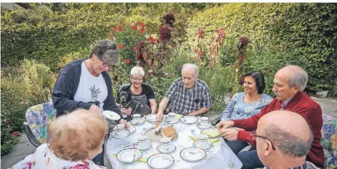  ?? RP-FOTOS: HANS-JÜRGEN BAUER ?? Marianne Jacobs (links) und ihre Nachbarn treffen sich im Blumengart­en.