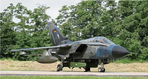  ?? Foto: Getty Images ?? Ein deutscher Tornado-Jagdbomber mit Taurus-Marschflug­körpern auf dem rheinland-pfälzische­n Fliegerhor­st Büchel.