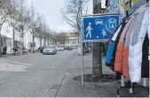  ??  ?? Im verkehrsbe­ruhigten Bereich in der Innenstadt gilt Schritttem­po – das Spielstraß­enschild weist darauf hin. Trotzdem fahren hier manche schneller.