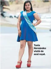  ??  ?? Tania Hernández vistió de azul royal.