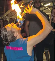  ?? LEE WALLACE ?? Performer Richard Erno recently moved to Toronto to avoid the territoria­l battles that he says define the Montreal busking scene.