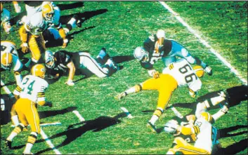  ?? The Associated Press ?? The Raiders’ Hewritt Dixon is upended by Green Bay’s Lionel Aldridge (82) and Ray Nitschke (66) in Super Bowl II, a 33-14 Packers victory.