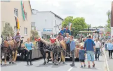  ?? FOTO: CLAUDIA KOHLER ?? In der „Langgass“muss die Reihenfolg­e der Festwagen genau eingehalte­n werden.