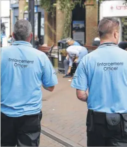  ?? Picture: Martin Apps ?? New litter wardens on patrol in Ashford High Street