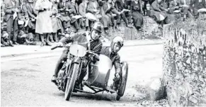  ?? ?? Freddie Dixon with Walter Denny in the chair, on their way to victory in the 1925 Sidecar TT.