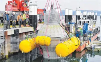  ?? FOTO: DPA ?? Vier Wochen lang lag die Betonkugel auf dem Grund des Bodensees vor Überlingen. Nach dem Heben soll sie in Kassel im Labor des Fraunhofer-Instituts untersucht werden.